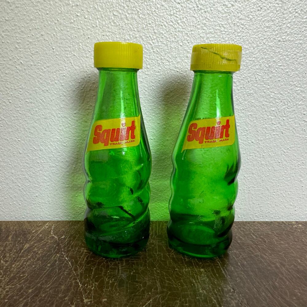 Vintage Advertising 1974 Squirt Soda Salt & Pepper Shaker‎ Set - busted Lid